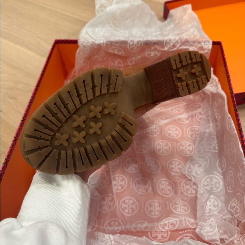 Tory Burch Chelsea lug bootie++7+Blanched Almond 70+Almond tumbled Leather - Picture 5 of 15